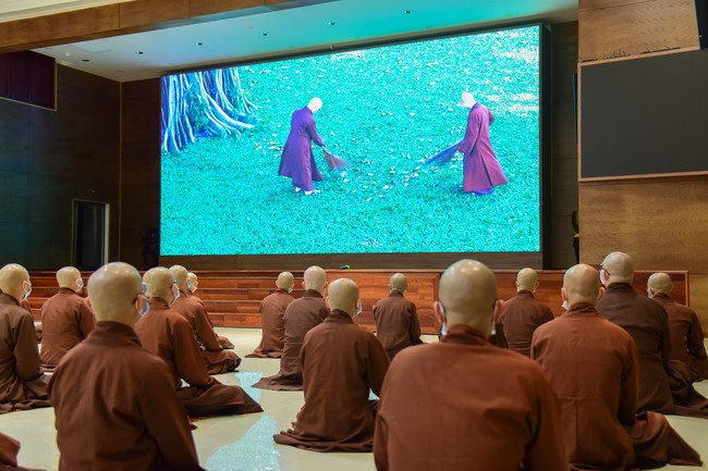 Taking comments to complete recording visual images in the rain season retreat